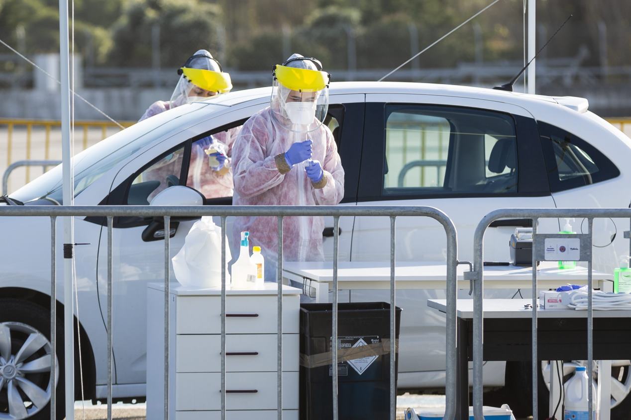 Así es en FOTOS el puesto de análisis en coche contra el coronavirus abierto en Portugal