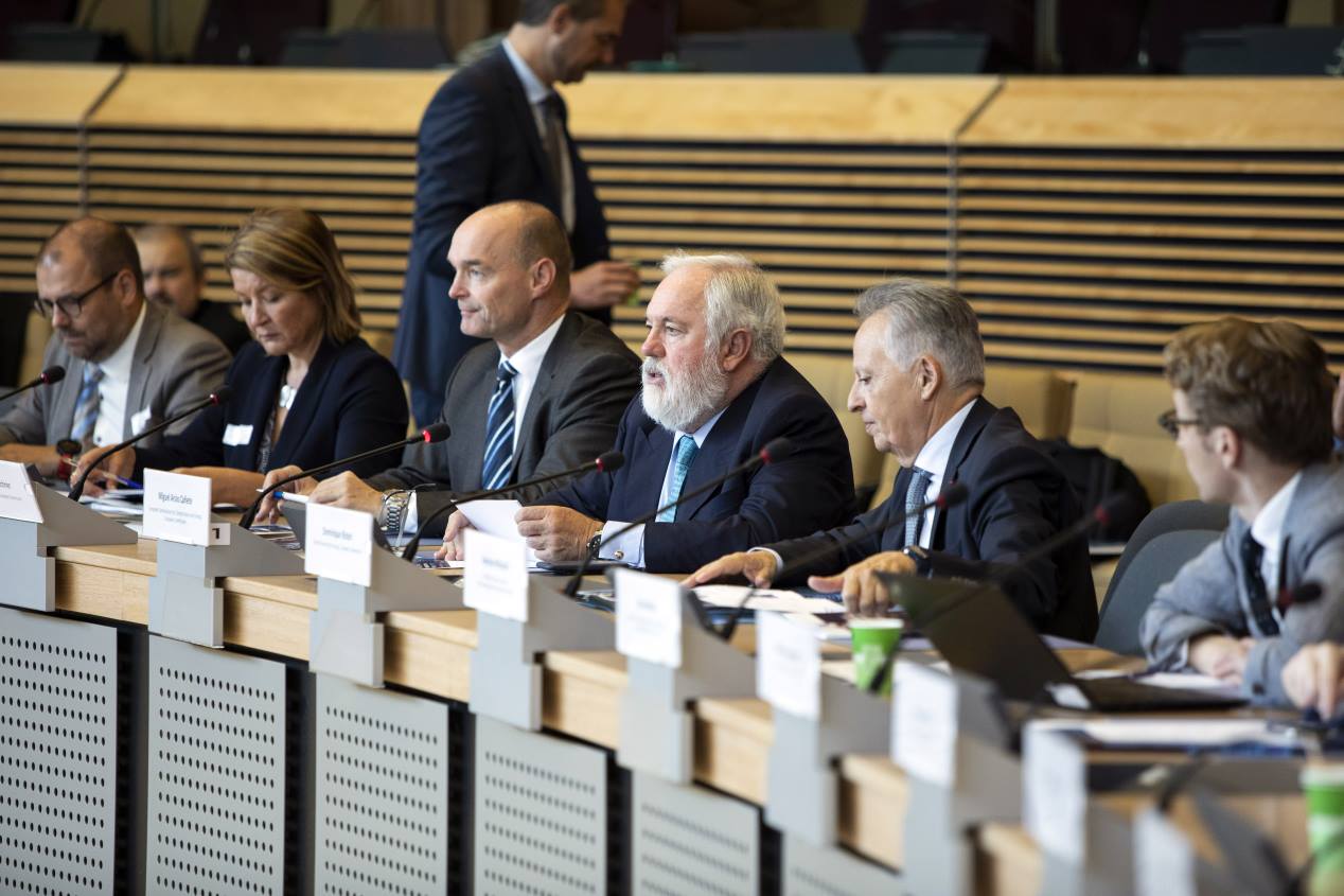 Entrevista a Miguel Arias Cañete, ex comisario europeo Medio Ambiente (I): hablamos de la electrificación, los problemas del automóvil…