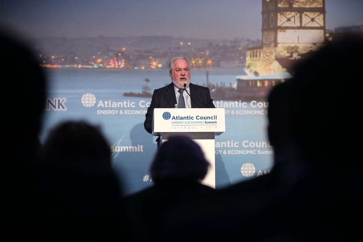 Entrevista a Miguel Arias Cañete, ex comisario europeo Medio Ambiente (II): hablamos del futuro de la industria automovilística 