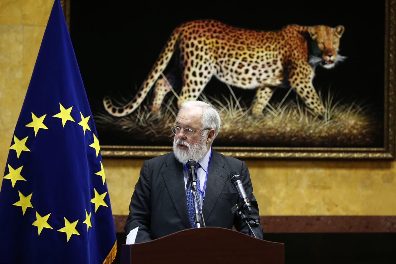 Entrevista a Miguel Arias Cañete, ex comisario europeo Medio Ambiente (II): hablamos del futuro de la industria automovilística 