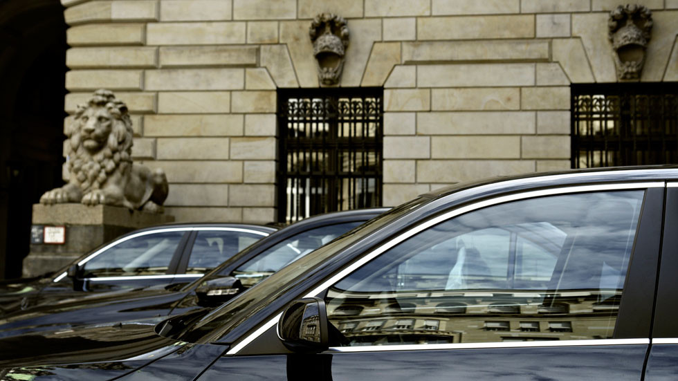 Así se protegen 200 coches oficiales frente al coronavirus: ¿cuánto ha costado?