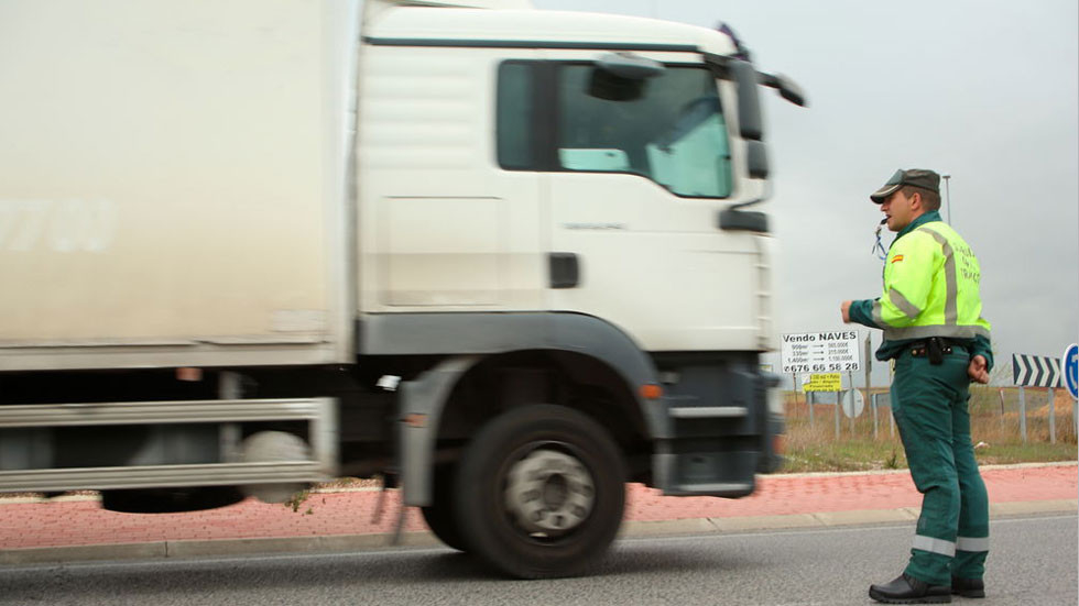 La DGT te aclara qué debes y no debes hacer con el coche durante el estado de alarma