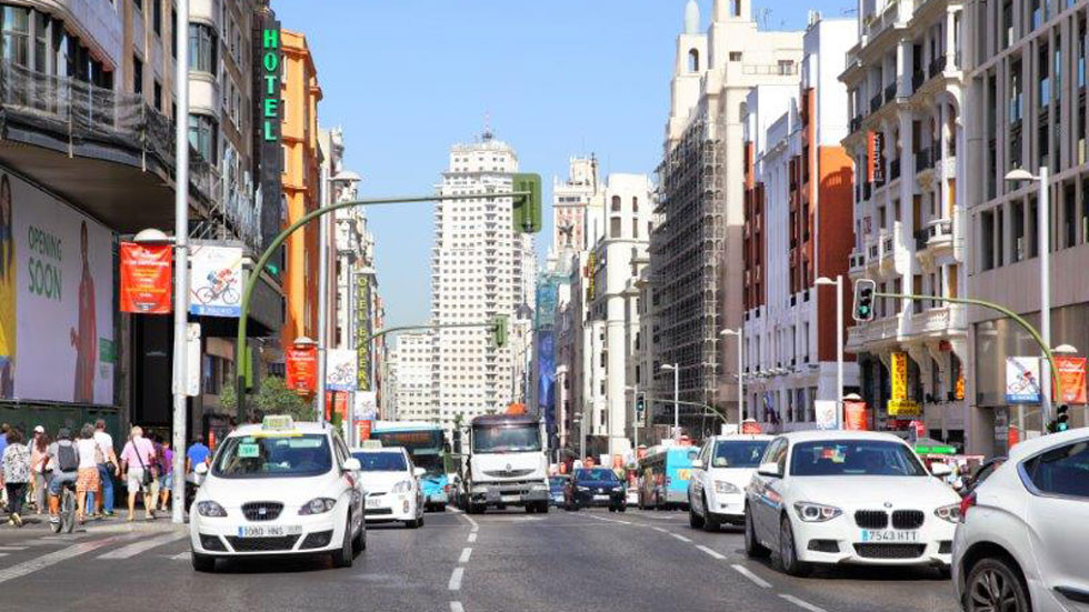 La DGT te aclara qué debes y no debes hacer con el coche durante el estado de alarma