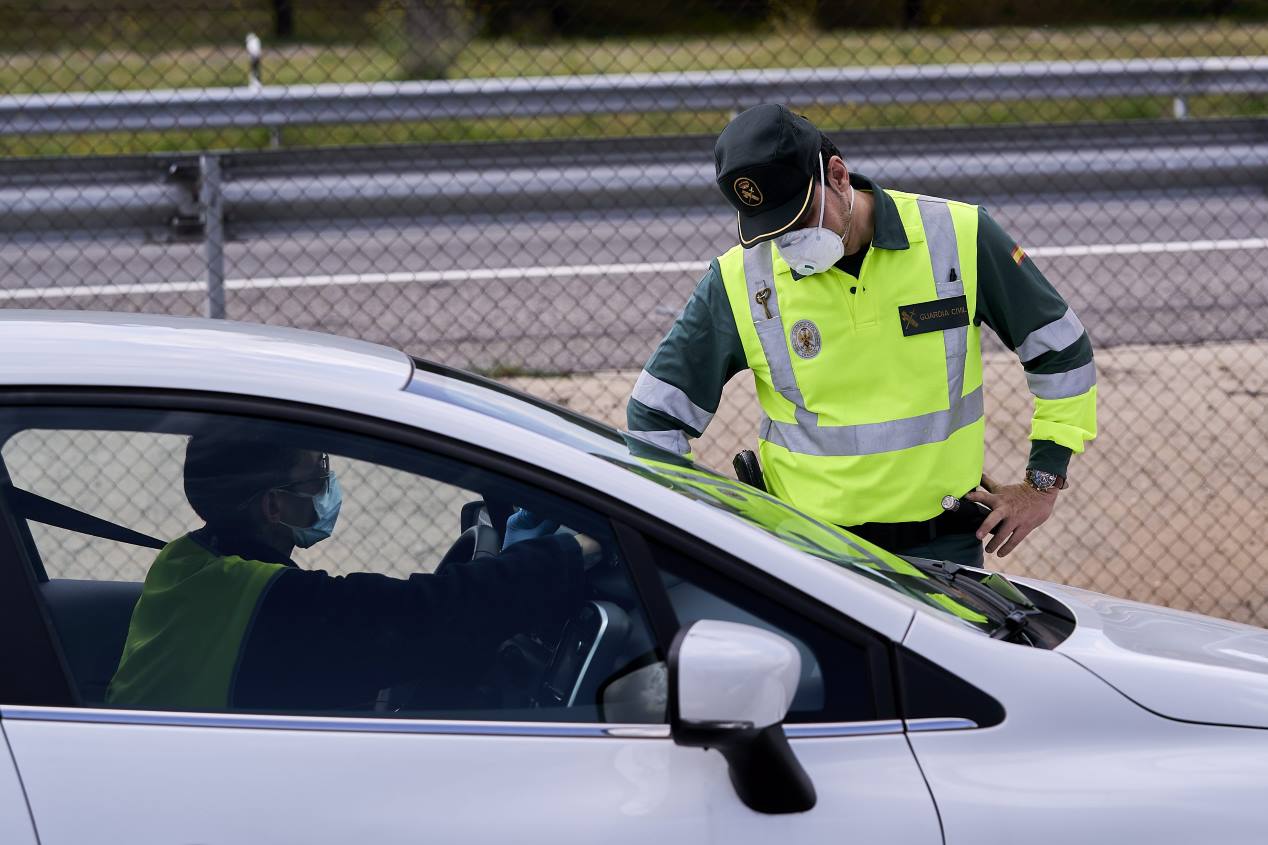 Cuándo es ya obligatorio llevar mascarilla en el coche y cuándo pueden multarte por conducir con ella