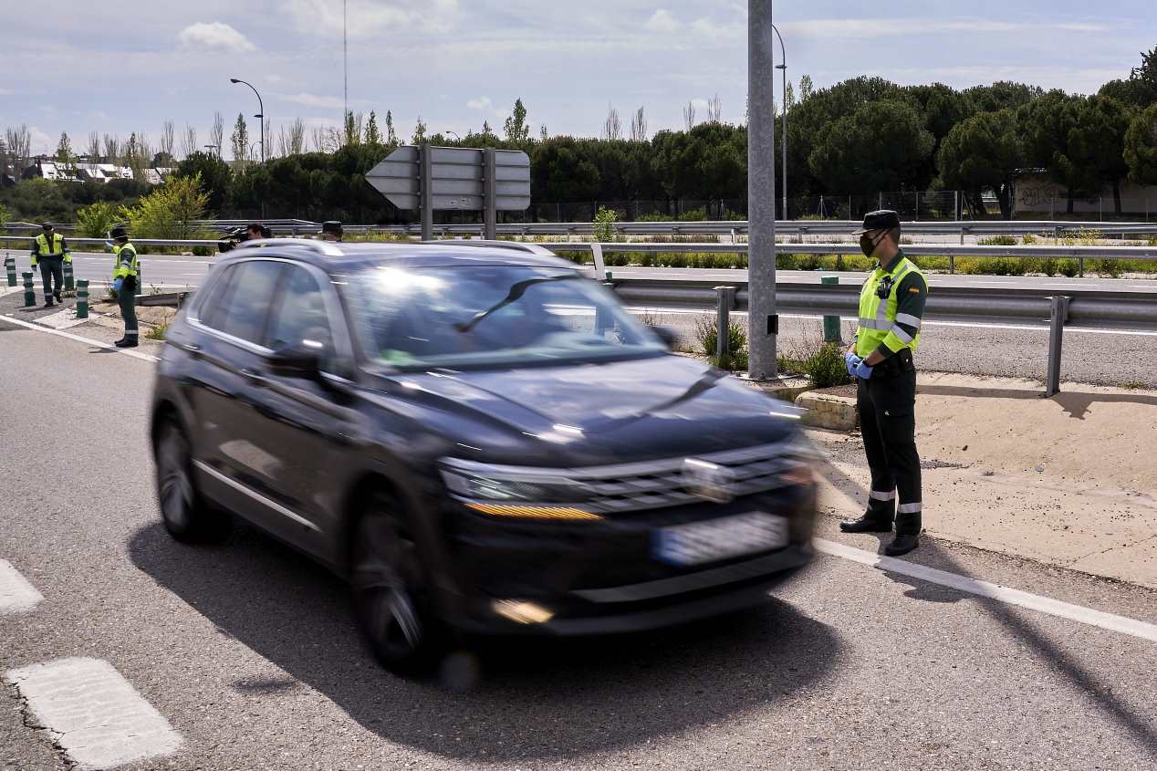 Cuándo es ya obligatorio llevar mascarilla en el coche y cuándo pueden multarte por conducir con ella