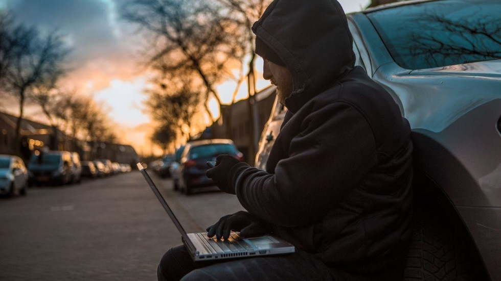 Cómo pueden hackearte el coche: la OCU te advierte de los riesgos