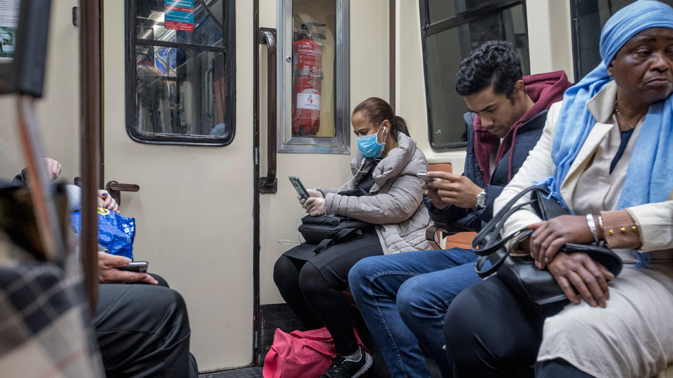 Así debes viajar en coche privado y en transporte público estos días, según la DGT
