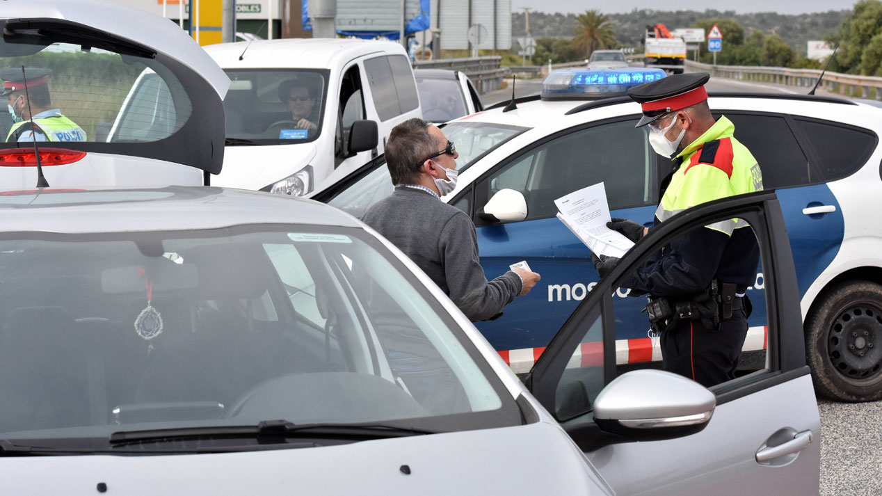 Uso de mascarillas en el coche: cuándo y para quién es obligatoria, guía para elegir la mejor, por qué pueden multarte…