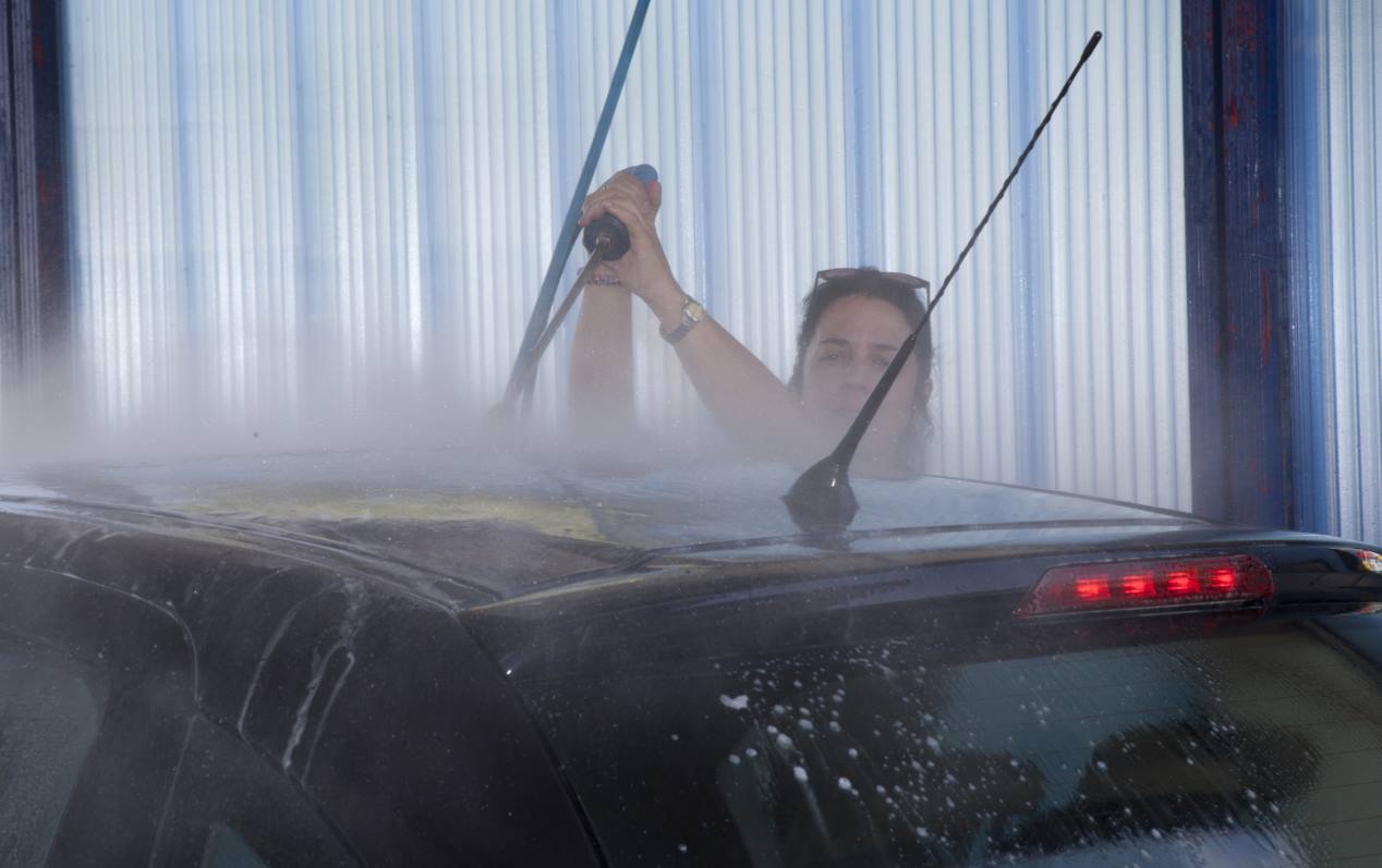 Mosquitos, cacas de pájaro, resina… así puedes quitar del coche este tipo de manchas