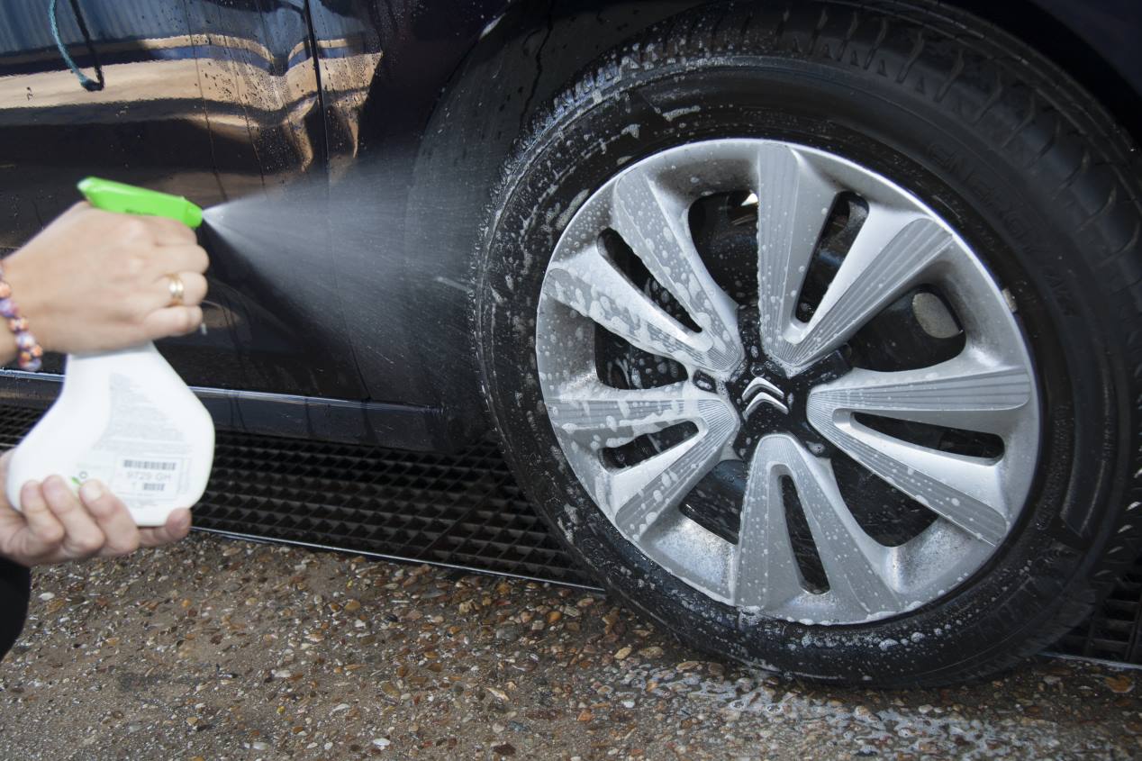 Mosquitos, cacas de pájaro, resina… así puedes quitar del coche este tipo de manchas