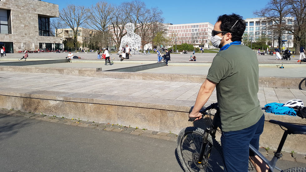 La DGT matiza: así debes viajar en coche, moto, furgoneta, taxi, bicicleta…