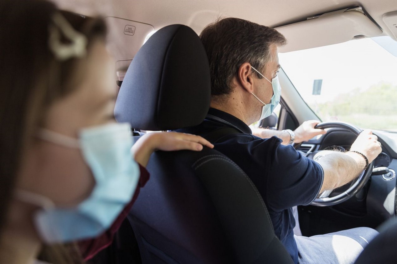 ¿Pueden ocuparse ya todas las plazas de coche incluso si los ocupantes no conviven juntos?