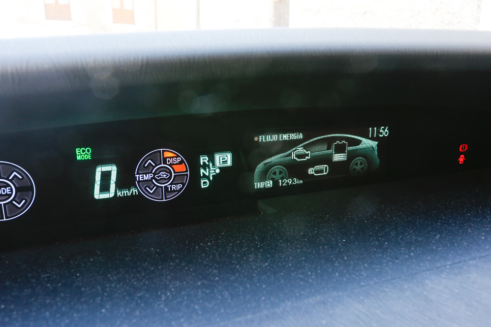 Toyota Prius vs VW Jetta Hybrid