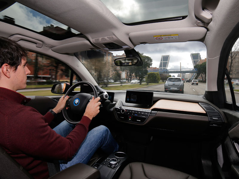 BMW i3 vs Nissan Leaf