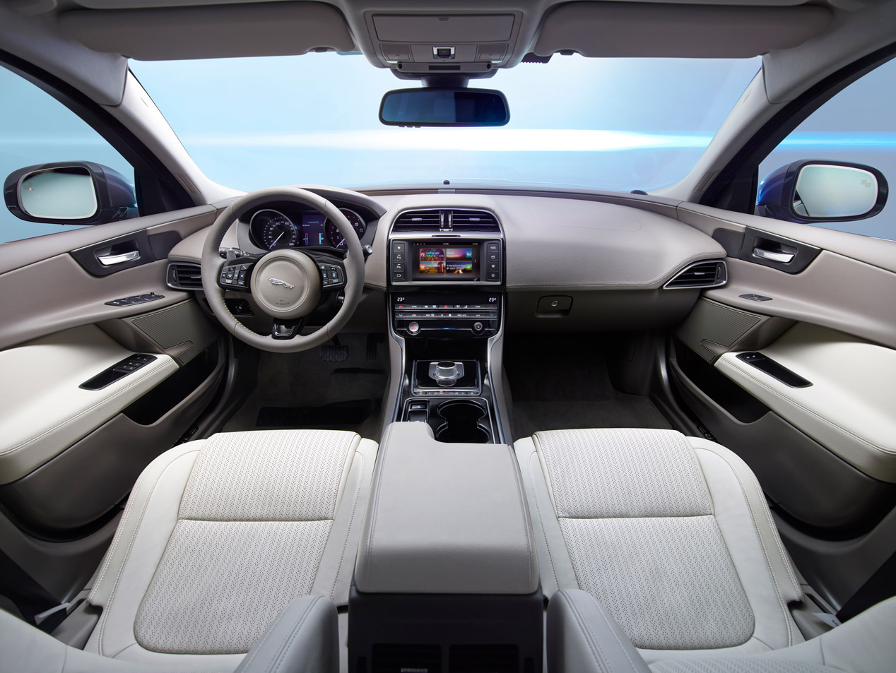 Contacto: Jaguar XE