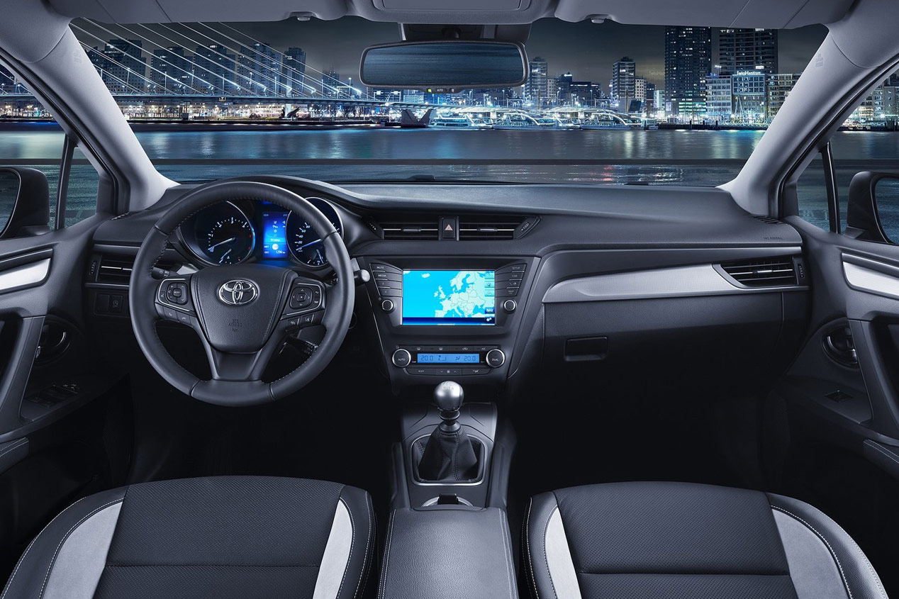 Toyota Avensis 2015 interior