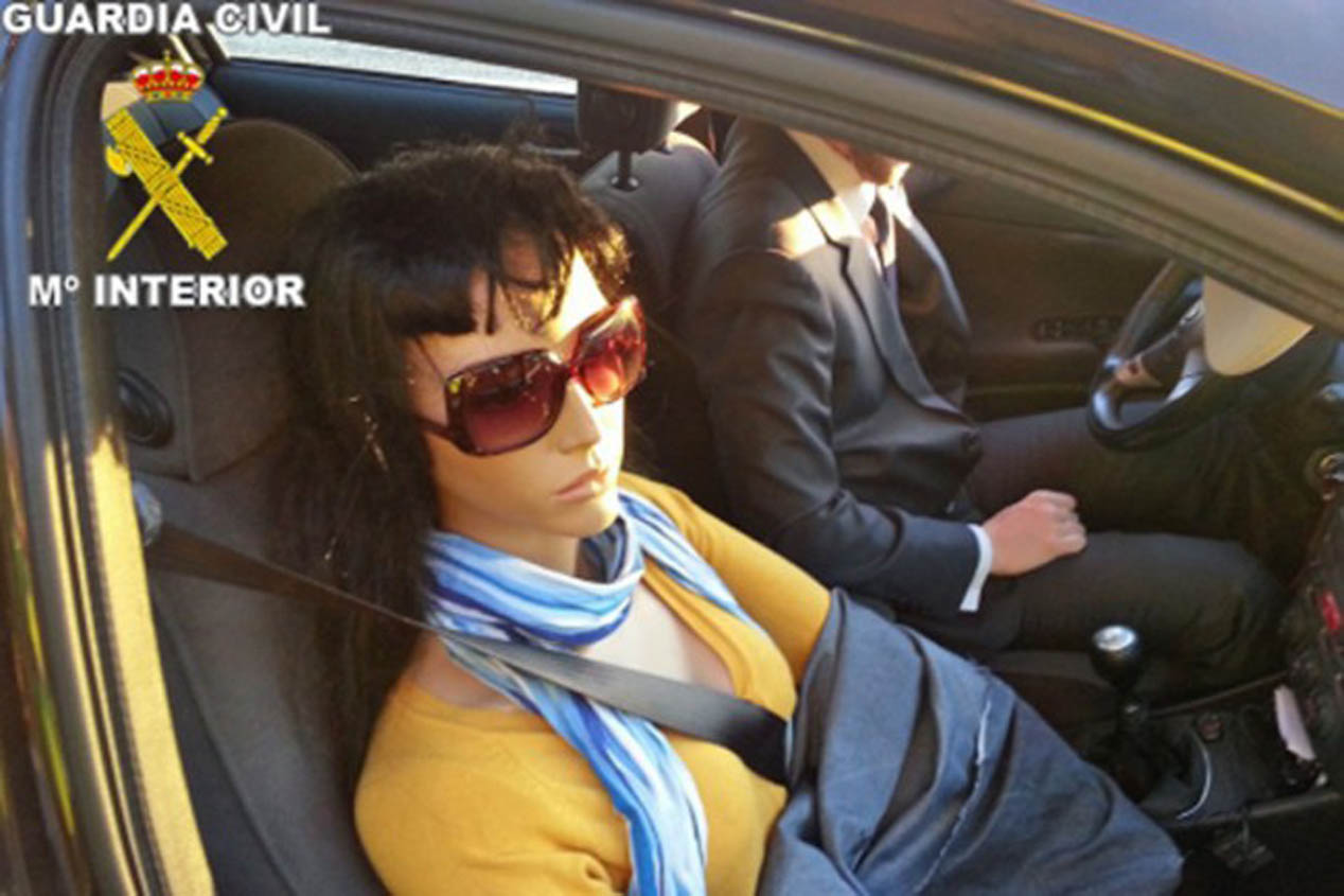 un conductor que circulaba por el carril BUS-VAO de la A6 madrileña por utilizar un maniquí como copiloto