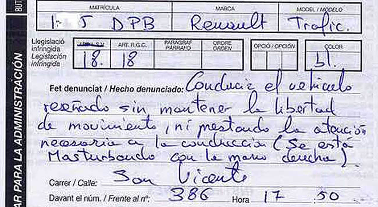 En Valencia, un conductor con las ‘hormonas revolucionadas’ fue multado por la policía local tras ser pillado masturbándose.