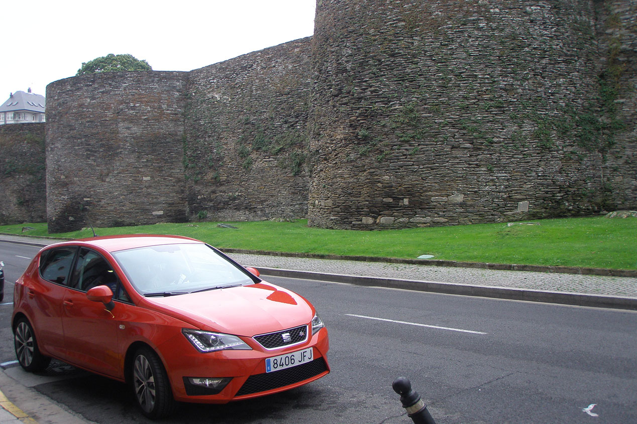 Seat Ibiza en la muralla de Lugo