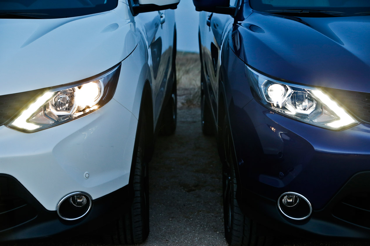 Comparativa de faros led (coche azul) y halógenos (coche blanco) en el Nissan Qashqai