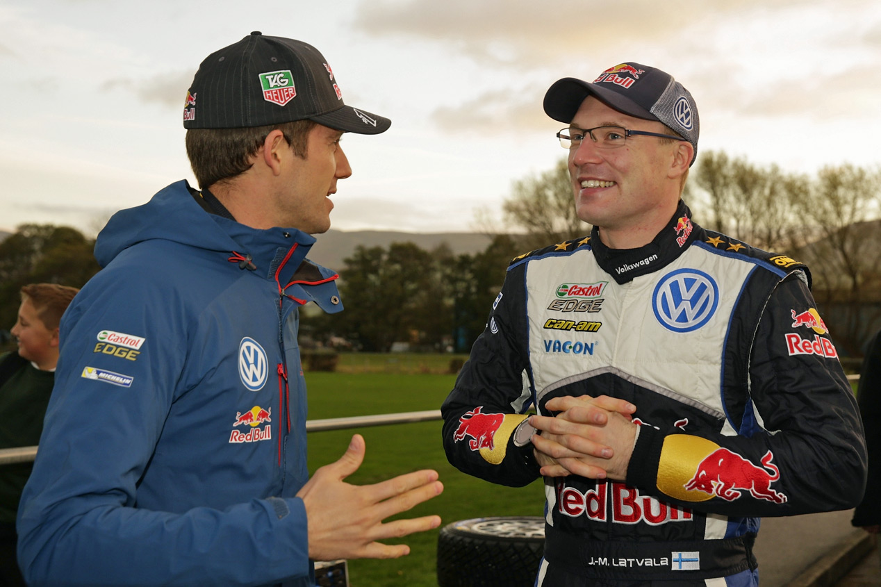 Sébastien Ogier y Jari-Matti Latvala en los prolegómenos del Rally de Gales GB 2015.