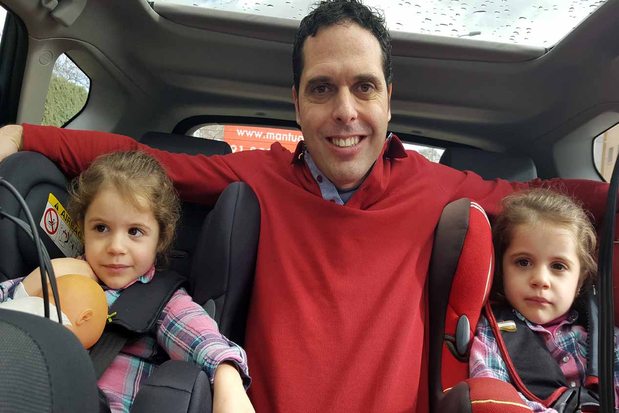 Se cabe apretado; no te engañes, en pocos coches quepo entre las sillas. 