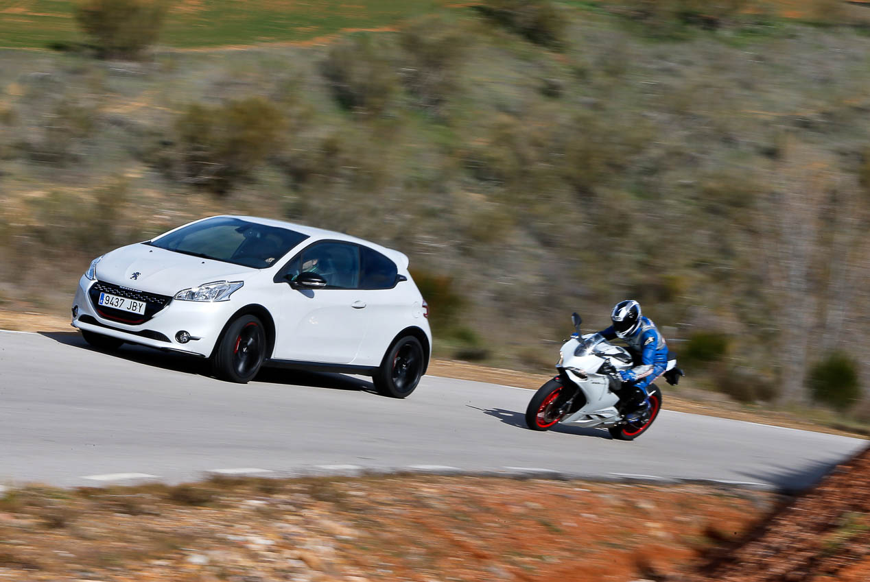 Peugeot 208 GTi y Ducati