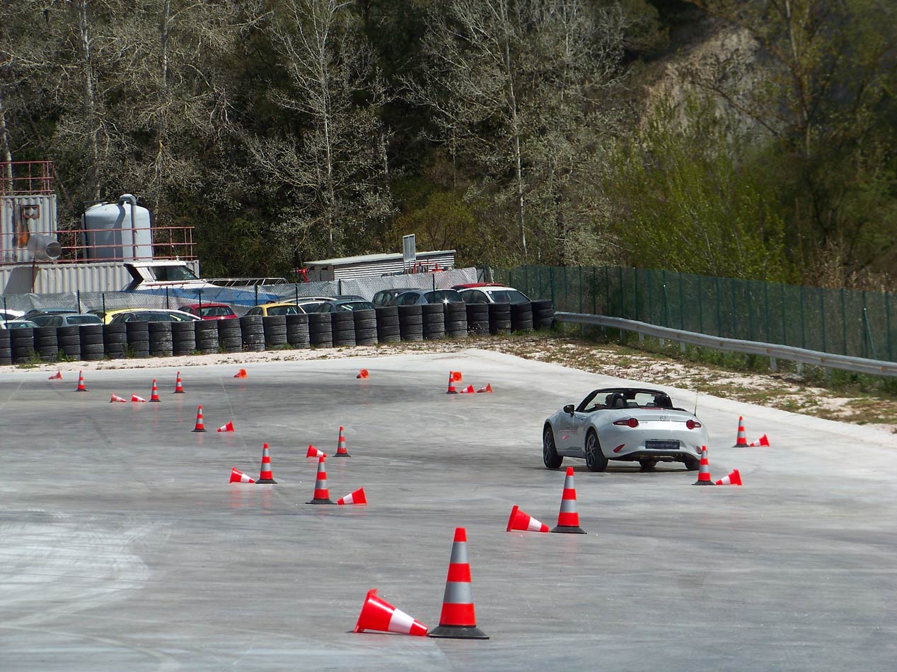 Mazda MX-5 en asfalto deslizante