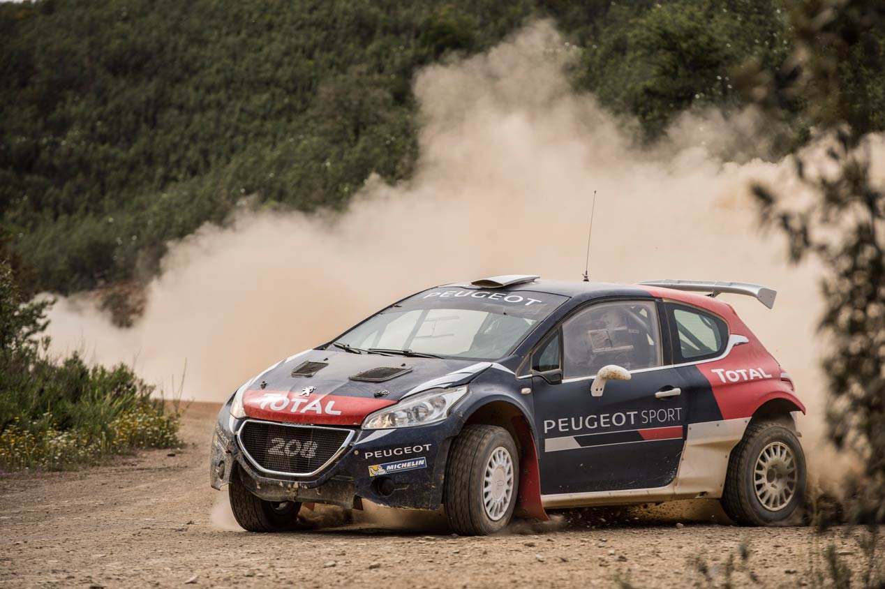 Carlos Sainz, en la puesta a punto del Peugeot 208 T16 R5 en Portugal