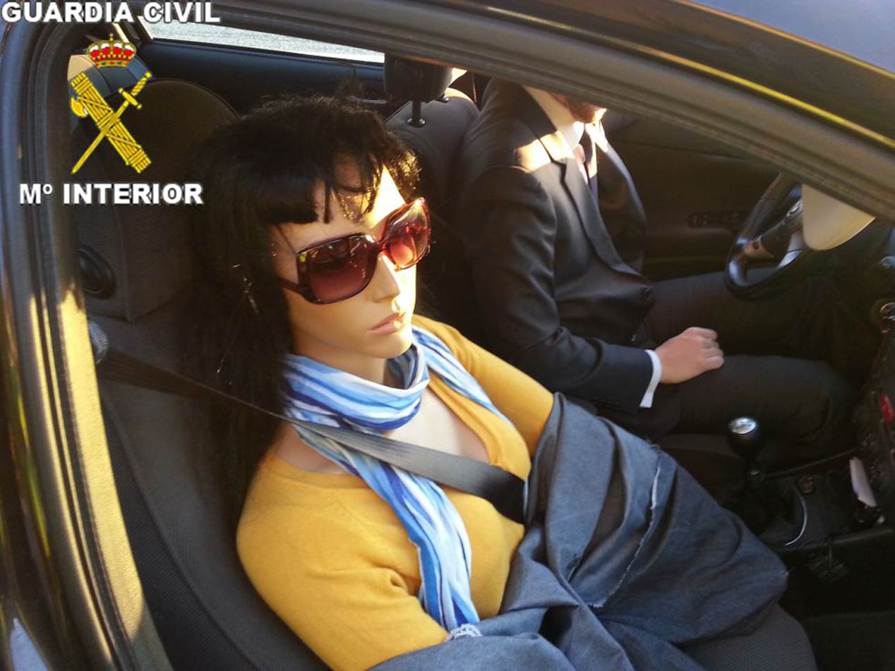 En el carril Bus-VAO con un maniquí