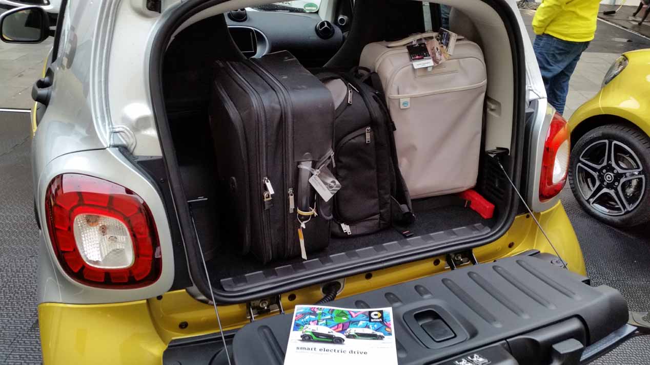 En el maletero del Smart Fortwo caben más maletas de lo que parece