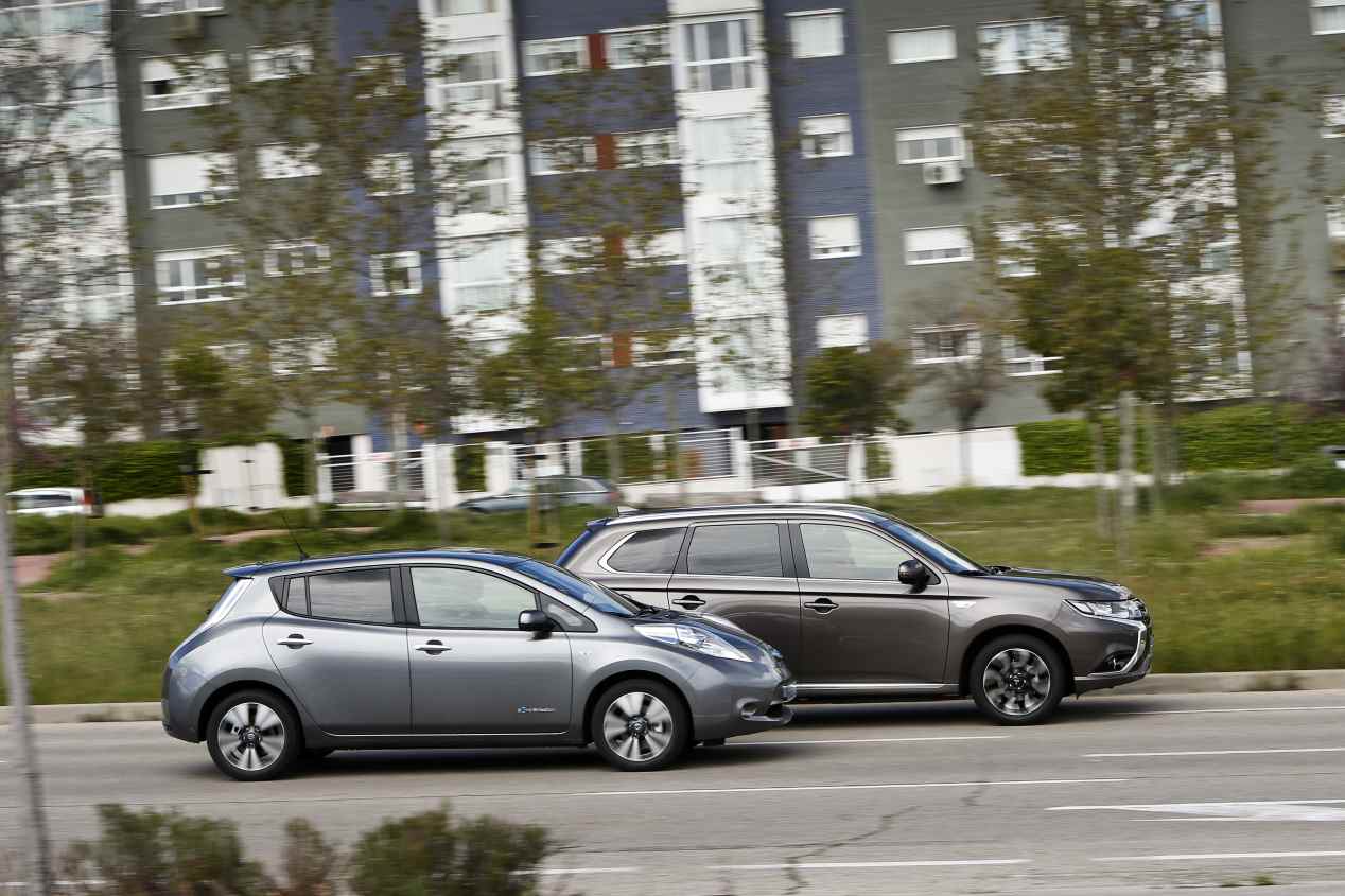 Mitsubishi Outlander PHEV vs Nissan Leaf