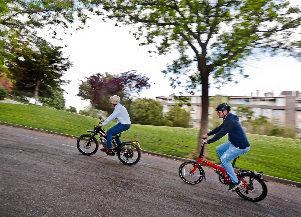 Bultaco Brinco S frente a bicicleta