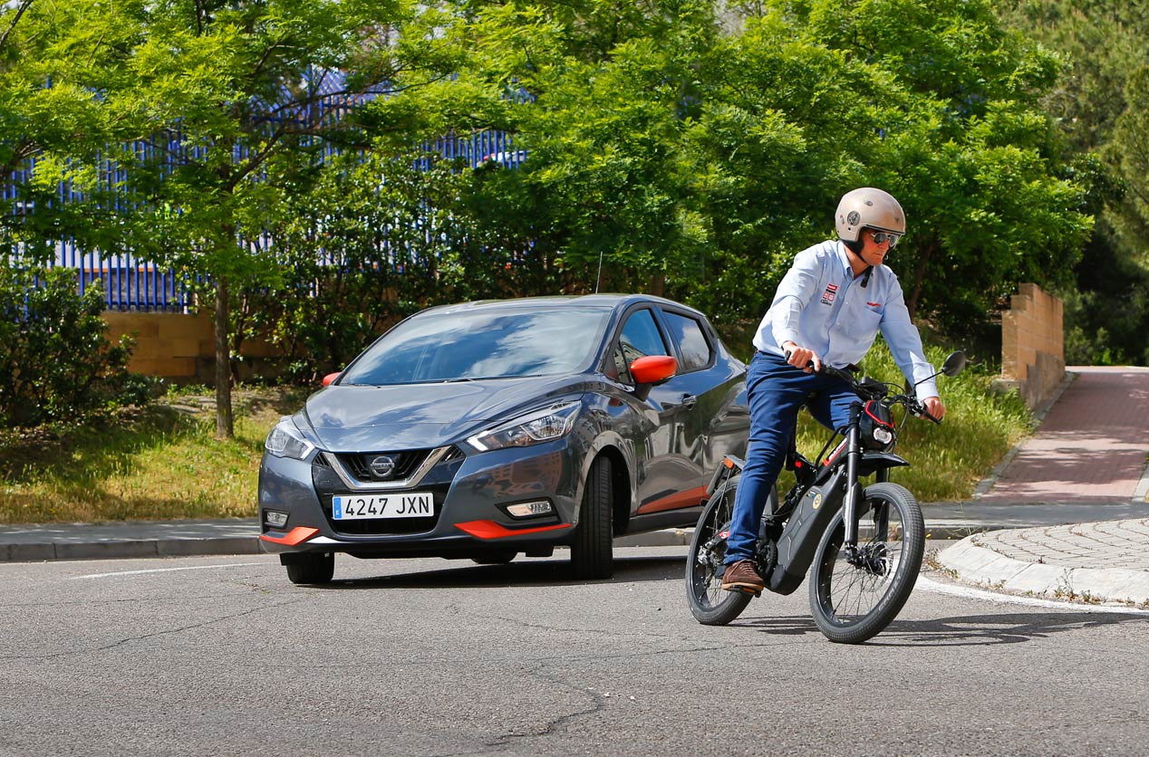 Bultaco Brinco S frente a coche