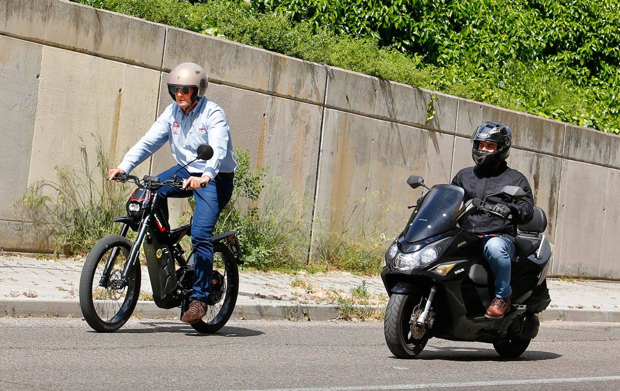 Bultaco Brinco S frente a scooter