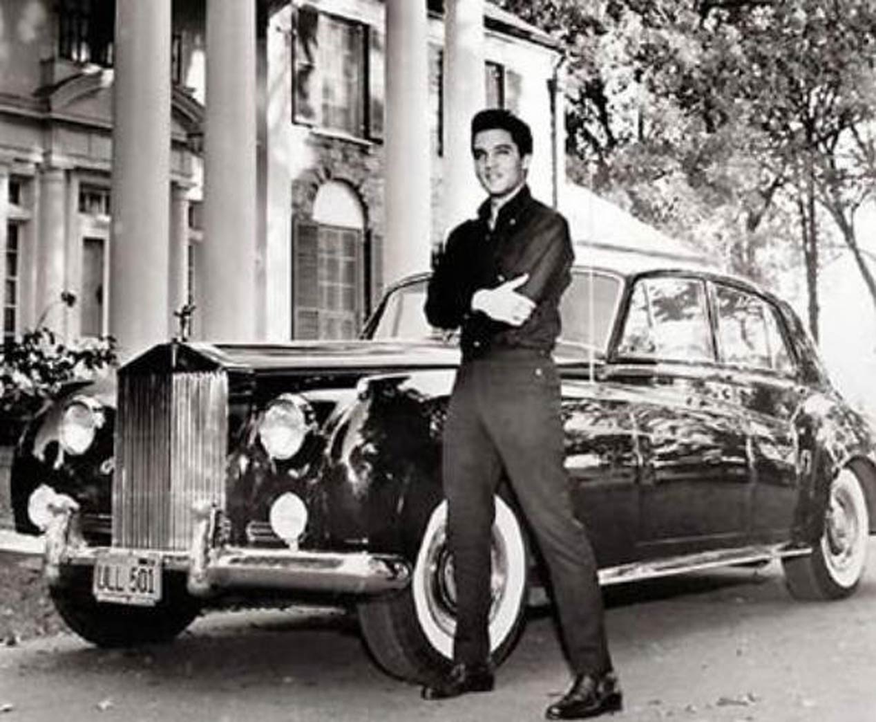 Elvis Presley junto a uno de sus Rolls-Royce