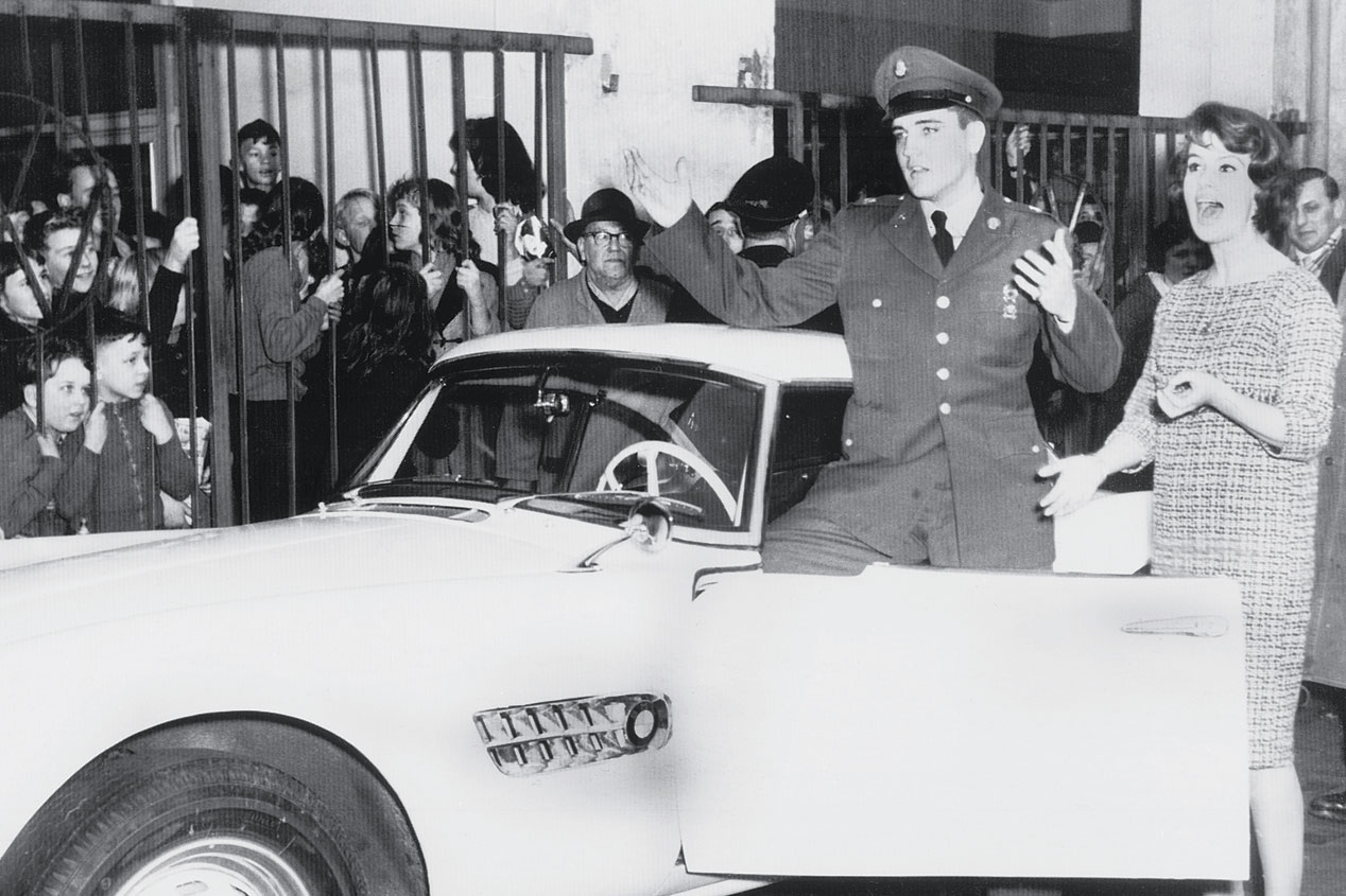 Elvis Presley en uno de sus BMW 507