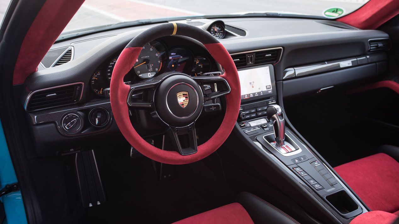 Porsche 911 GT2 RS: interior