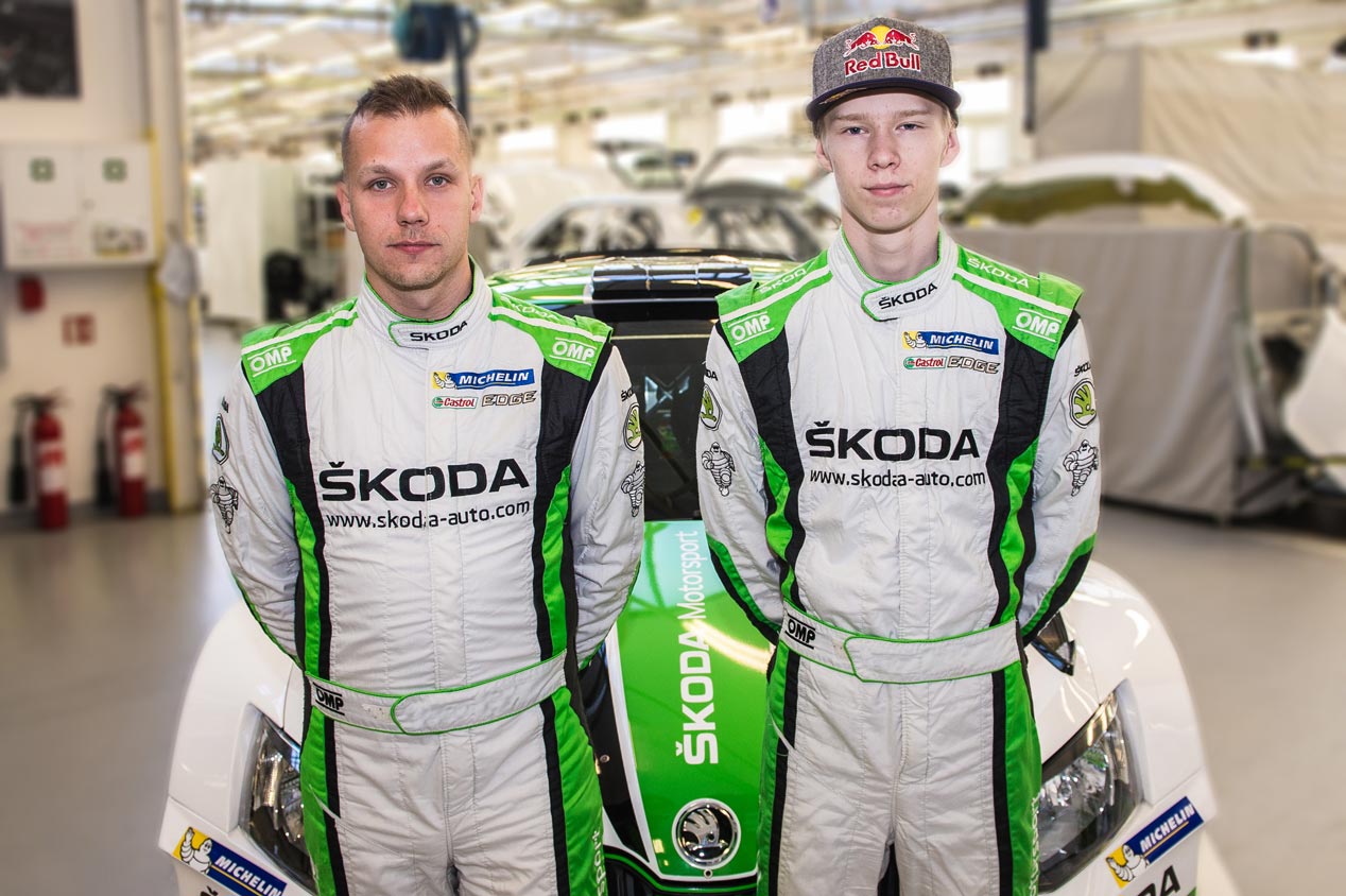 Kalle Rovanperä (derecha) correrá con Skoda Motorsport en 2018