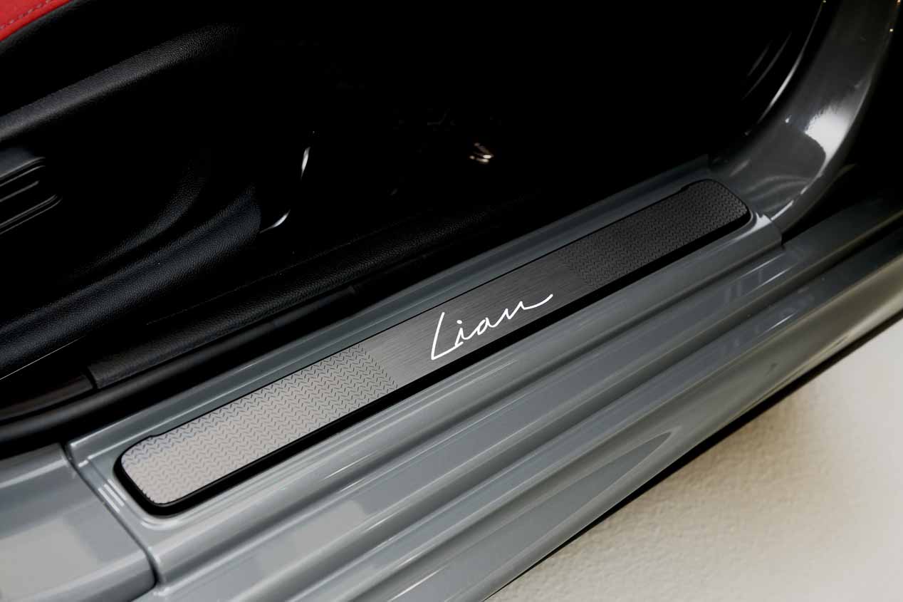 Mini con umbrales de puerta iluminados personalizados con tu firma