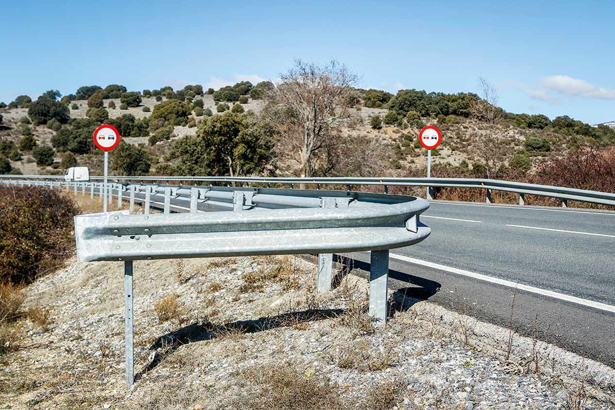 Barrera metálica en carreteras secundarias