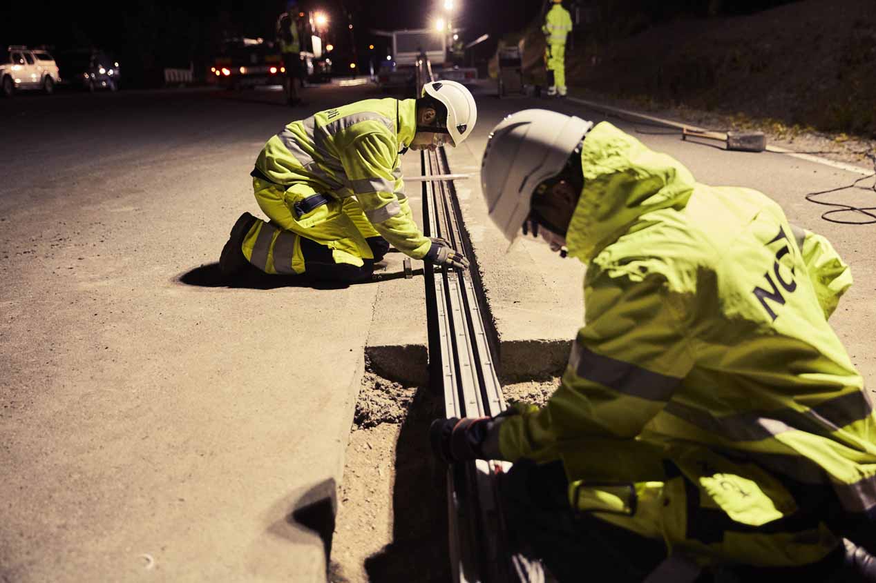 El proyecto eRoadArlanda prevé un carril electrificado sobre el asfalto al que conectarse los camiones eléctricos durante la marcha para obtener energía