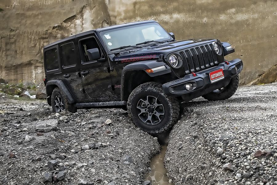 Jeep Wrangler Unlimited vs Mitsubishi Montero Sport