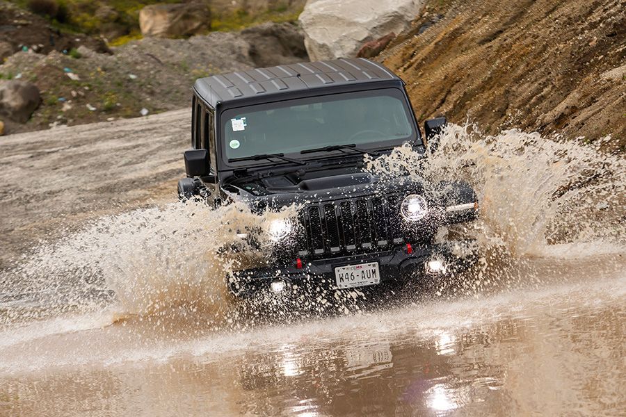 Jeep Wrangler Unlimited vs Mitsubishi Montero Sport