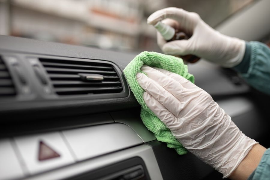 Limpiando el auto de coronavirus