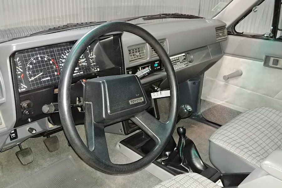 delorean-dmc-12-toyota-sr5-xtra-cab-interior.jpg
