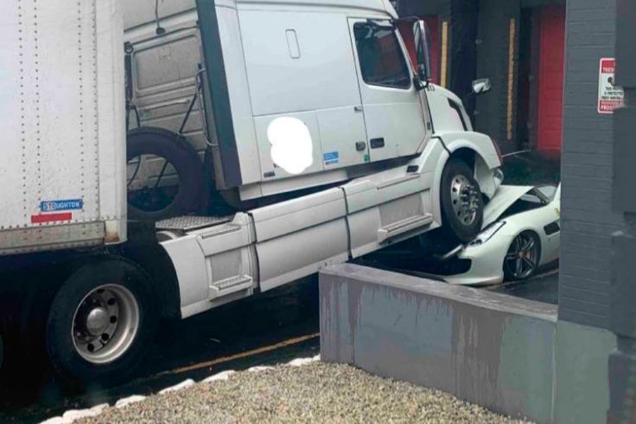choca-trailer-contra-el-ferrari-de-su-jefe.jpg
