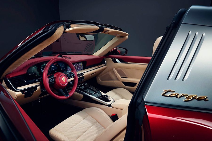 porsche-911-targa-4s-heritage-design-edition-2021-interior.jpg